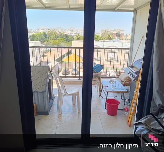 מרפסת עם דלתות זכוכית ותריסים